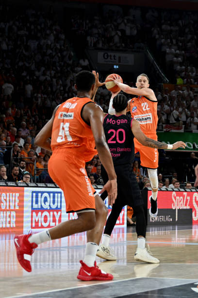 防守巨头呢 防守巨头呢